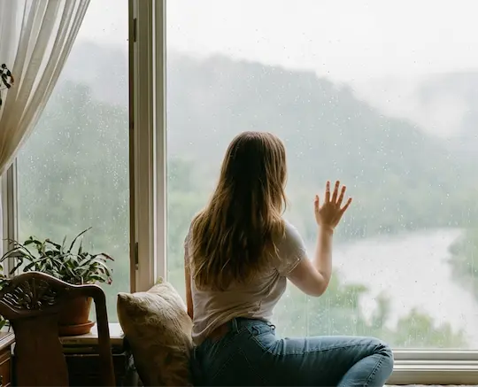 девушка за окнами Melke со стеклопакетом Climatherm™