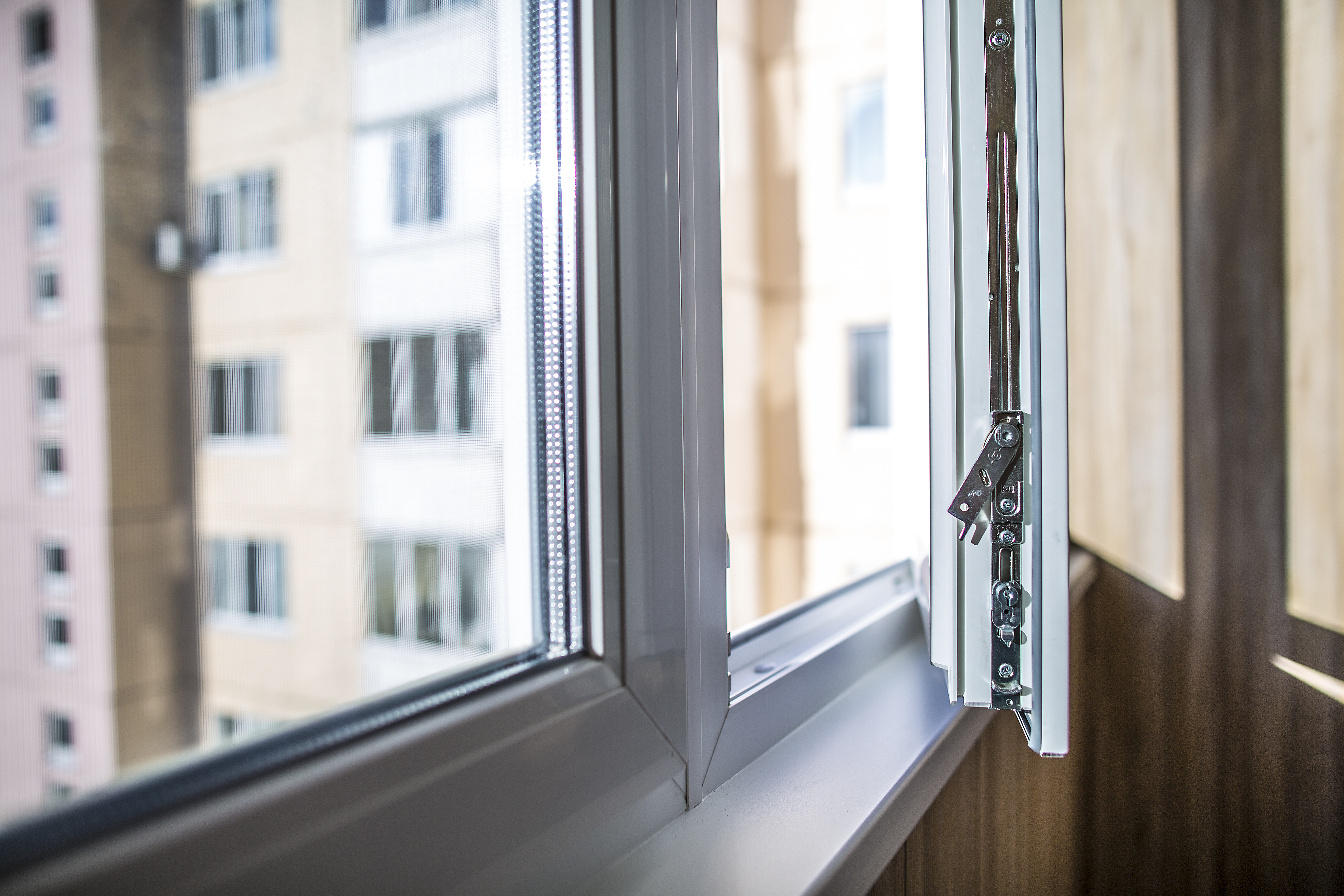 Скидки весной: как выбрать окна, не попав в ловушку маркетинговых трюков